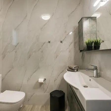 Mariliza Villa *